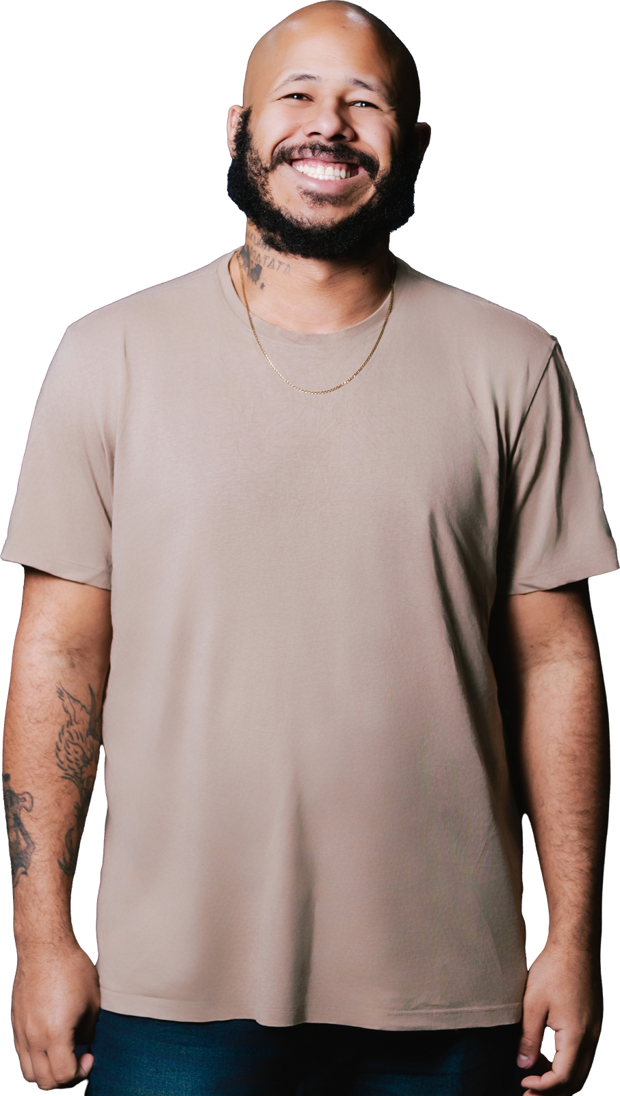 Luis Lelis sorrindo, camiseta bege