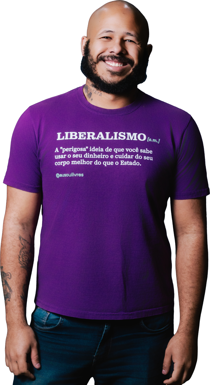 Luis Lelis sorrindo, camiseta roxa do Livres escrita Liberalismo