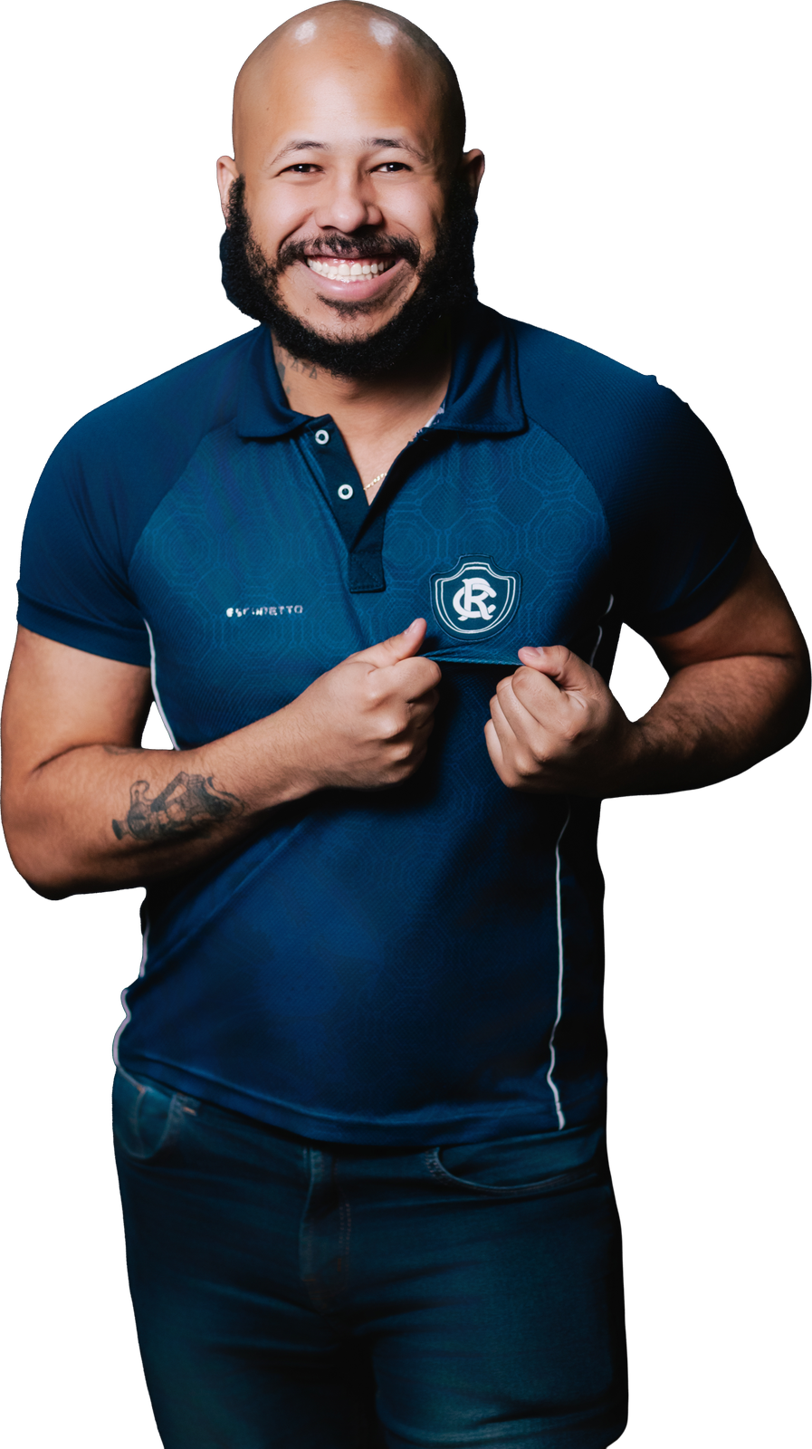 Luis Lelis sorrindo, mostrando o escudo do polo azul-marinho do Remo