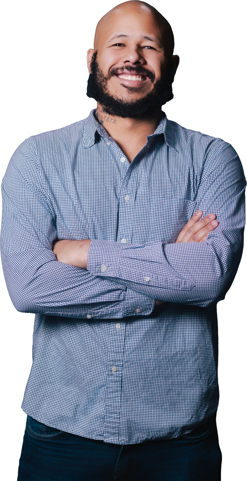 Luis Lelis sorrindo, camisa xadrez azul-clara, braços cruzados